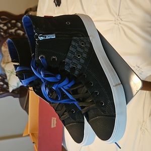 Men levis tennis. Shoes, size 9.5 m width